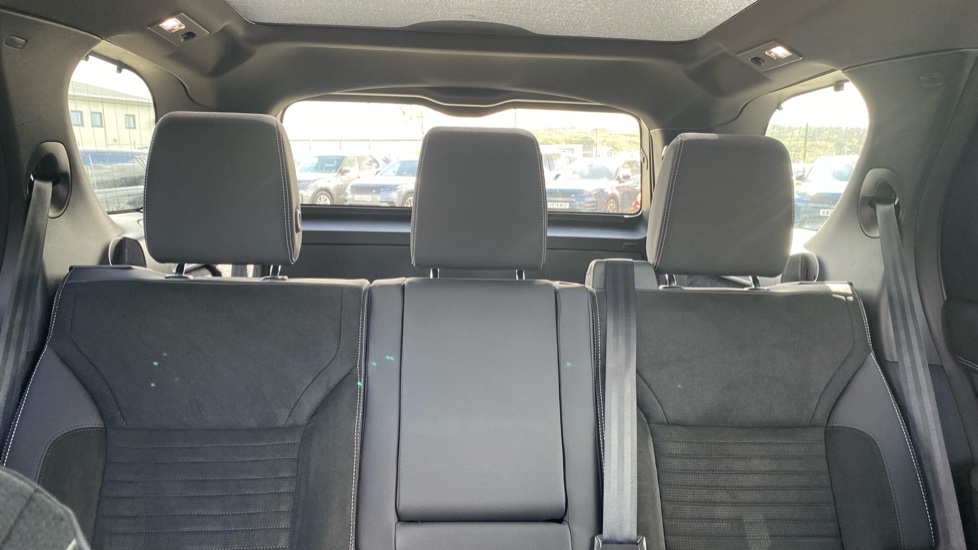 Land Rover Discovery 3.0 D300 Dynamic SE 5dr Auto Diesel Station Wagon - Image 53