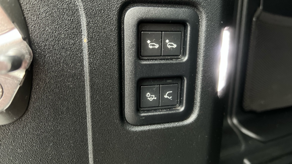 Land Rover Defender 2.0 D240 First Edition 110 5dr Auto Diesel Estate - Image 29