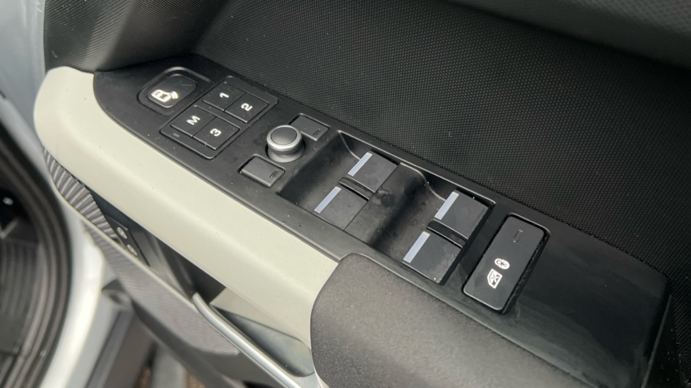 Land Rover Defender 2.0 D240 First Edition 110 5dr Auto Diesel Estate - Image 38