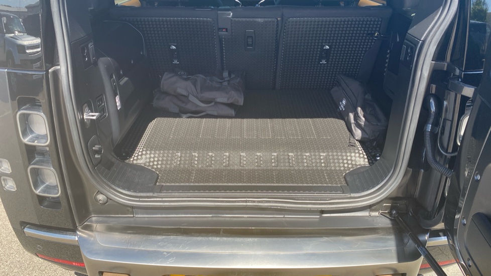 Land Rover Defender 2.0 P400e X 110 5dr Auto Estate - Image 33