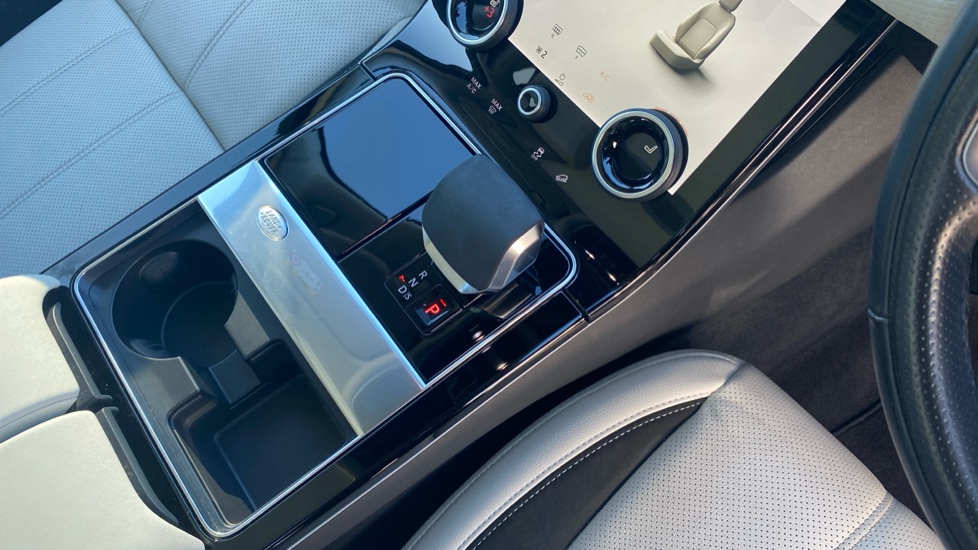 Land Rover Range Rover Velar 2.0 D200 Edition 5dr Auto Diesel Estate - Image 13