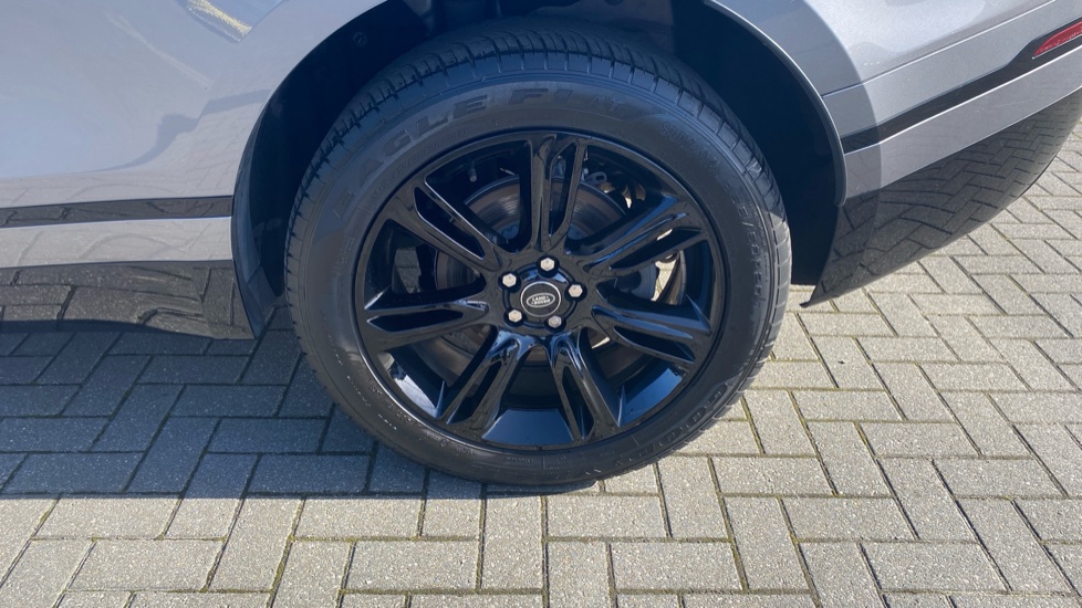 Land Rover Range Rover Velar 2.0 D200 Edition 5dr Auto Diesel Estate - Image 32