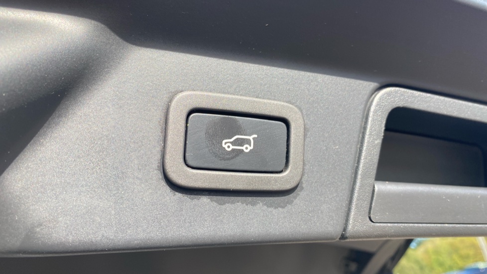 Land Rover Range Rover Velar 2.0 D200 Edition 5dr Auto Diesel Estate - Image 34