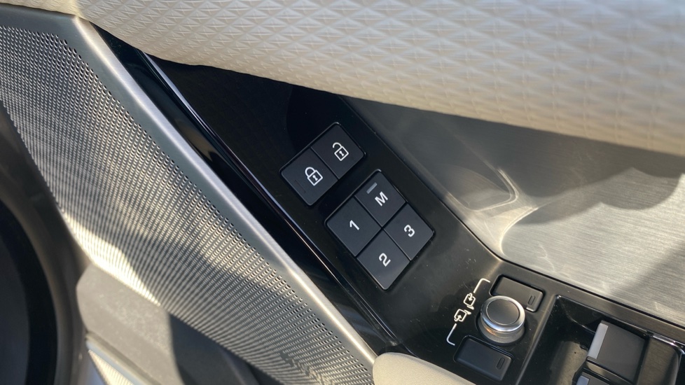 Land Rover Range Rover Velar 2.0 D200 Edition 5dr Auto Diesel Estate - Image 43
