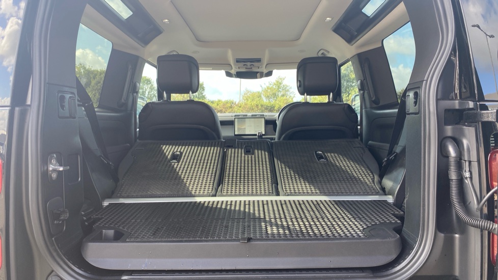 Land Rover Defender 3.0 D250 X-Dynamic HSE 90 3dr Auto Diesel Estate - Image 10