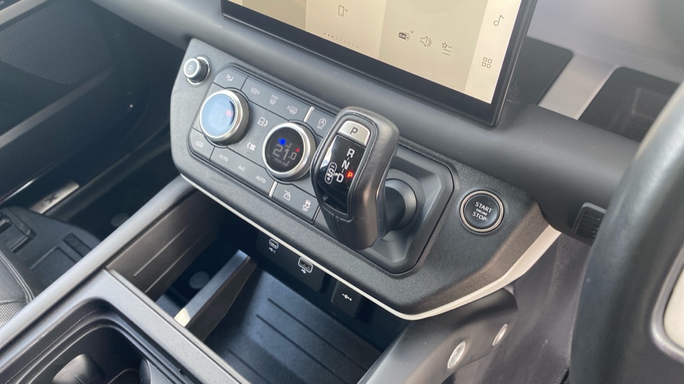 Land Rover Defender 3.0 D250 X-Dynamic HSE 90 3dr Auto Diesel Estate - Image 13