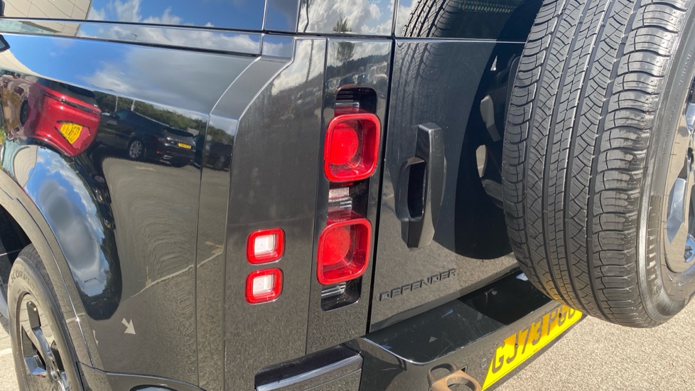 Land Rover Defender 3.0 D250 X-Dynamic HSE 90 3dr Auto Diesel Estate - Image 19