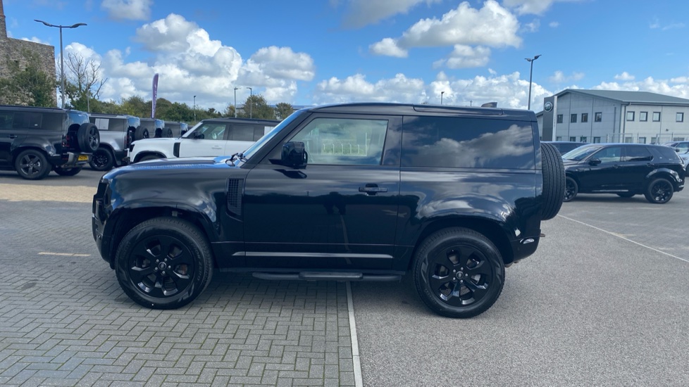 Land Rover Defender 3.0 D250 X-Dynamic HSE 90 3dr Auto Diesel Estate - Image 21