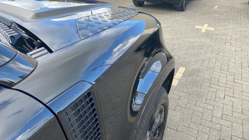 Land Rover Defender 3.0 D250 X-Dynamic HSE 90 3dr Auto Diesel Estate - Image 31
