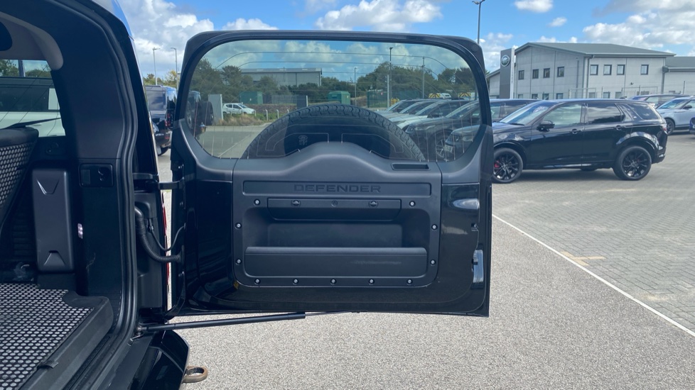 Land Rover Defender 3.0 D250 X-Dynamic HSE 90 3dr Auto Diesel Estate - Image 37