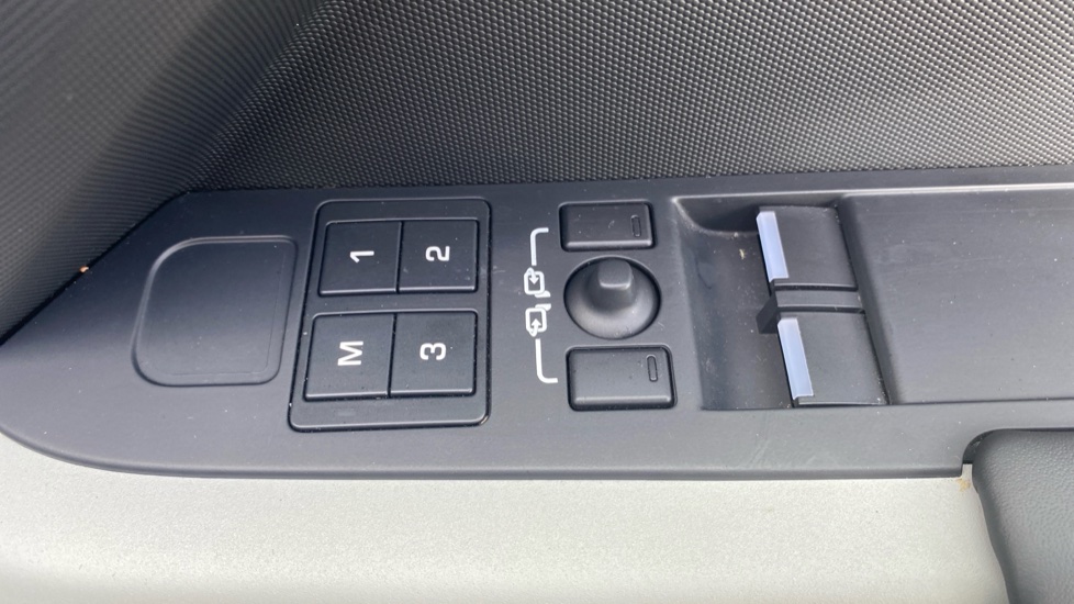 Land Rover Defender 3.0 D250 X-Dynamic HSE 90 3dr Auto Diesel Estate - Image 41