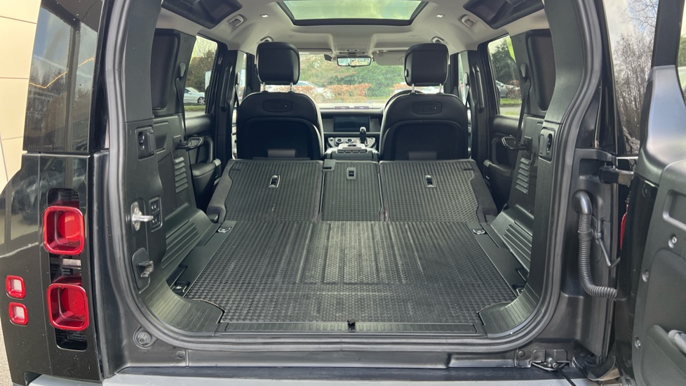 Land Rover Defender 2.0 D240 HSE 110 5dr Auto [6 Seat] Diesel Estate - Image 10