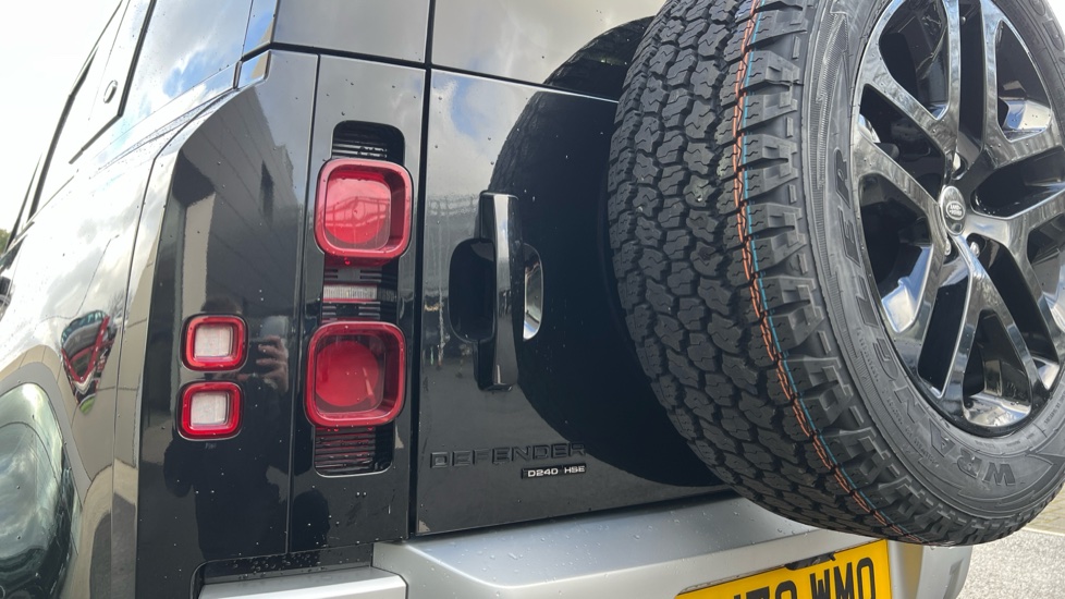 Land Rover Defender 2.0 D240 HSE 110 5dr Auto [6 Seat] Diesel Estate - Image 19