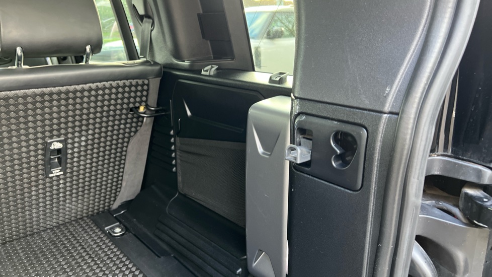 Land Rover Defender 2.0 D240 HSE 110 5dr Auto [6 Seat] Diesel Estate - Image 25