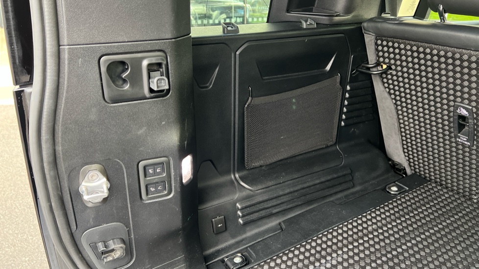 Land Rover Defender 2.0 D240 HSE 110 5dr Auto [6 Seat] Diesel Estate - Image 27