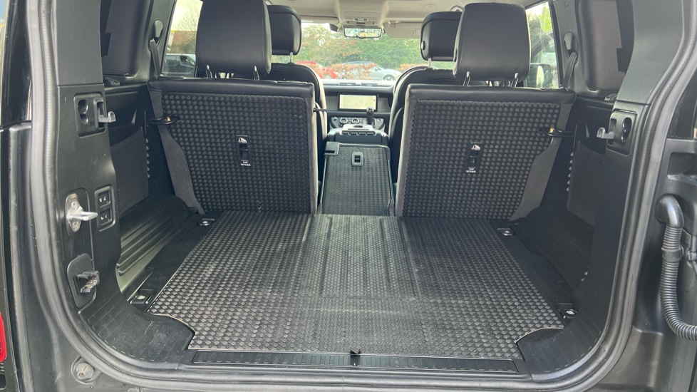 Land Rover Defender 2.0 D240 HSE 110 5dr Auto [6 Seat] Diesel Estate - Image 29