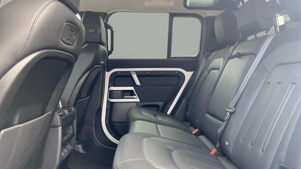Land Rover Defender 3.0 D250 X-Dynamic SE 110 5dr Auto Diesel Estate - Image 4