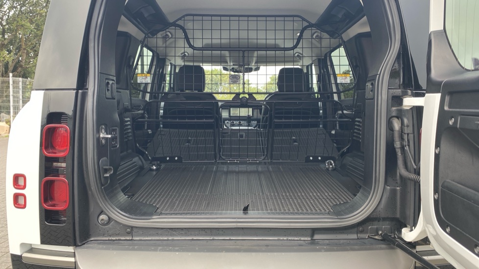 Land Rover Defender 3.0 D250 X-Dynamic SE 110 5dr Auto Diesel Estate - Image 10