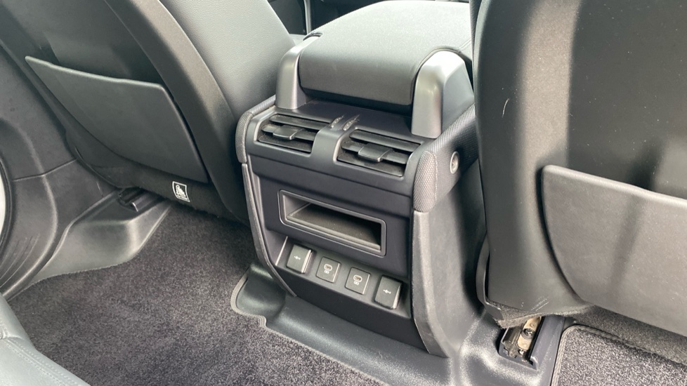 Land Rover Defender 3.0 D250 X-Dynamic SE 110 5dr Auto Diesel Estate - Image 18
