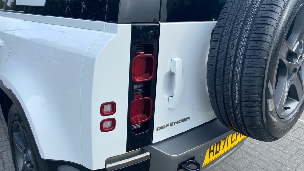 Land Rover Defender 3.0 D250 X-Dynamic SE 110 5dr Auto Diesel Estate - Image 19