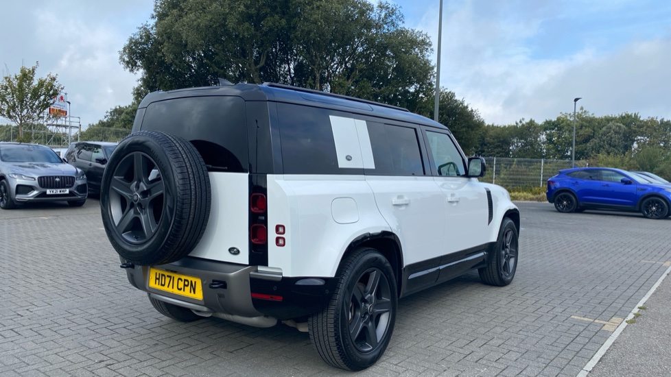 Land Rover Defender 3.0 D250 X-Dynamic SE 110 5dr Auto Diesel Estate - Image 22