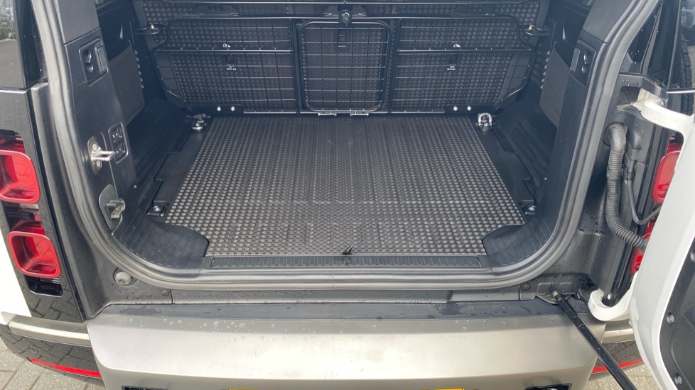 Land Rover Defender 3.0 D250 X-Dynamic SE 110 5dr Auto Diesel Estate - Image 39