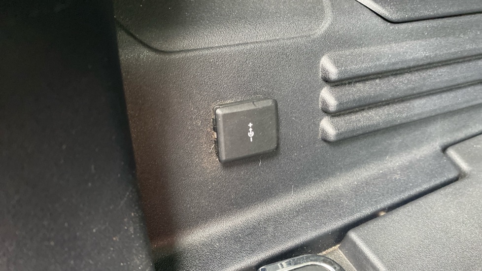 Land Rover Defender 3.0 D250 X-Dynamic SE 110 5dr Auto Diesel Estate - Image 42