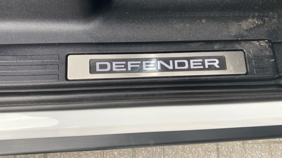 Land Rover Defender 3.0 D250 X-Dynamic SE 110 5dr Auto Diesel Estate - Image 52