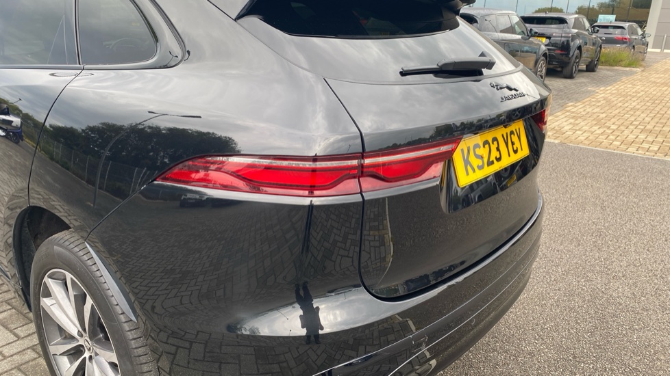 Jaguar F-Pace 2.0 D200 R-Dynamic SE Black 5dr Auto AWD Diesel Estate - Image 19