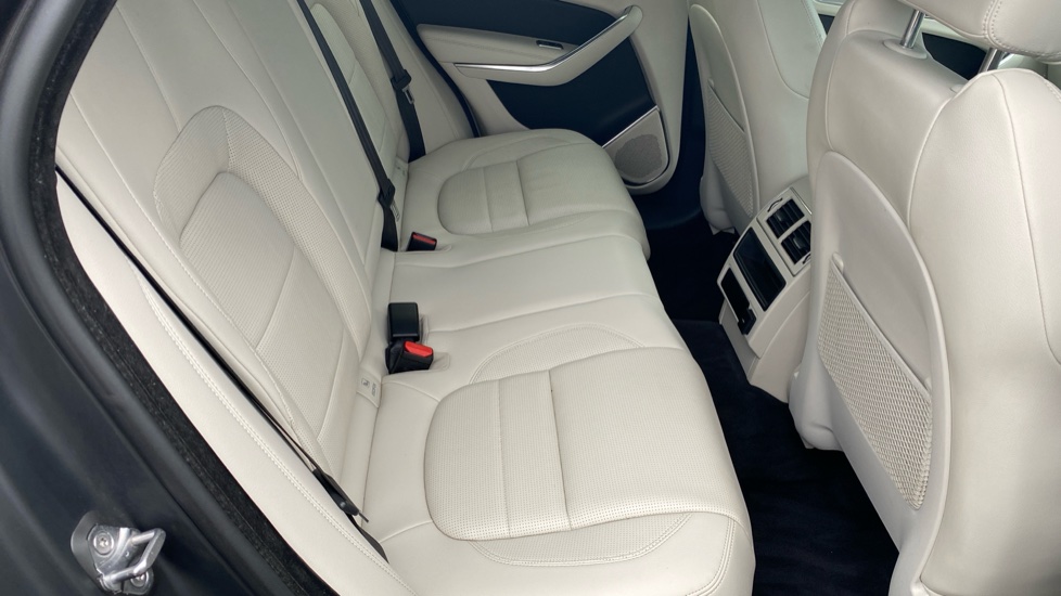 Jaguar F-Pace 2.0 D200 R-Dynamic SE Black 5dr Auto AWD Diesel Estate - Image 35