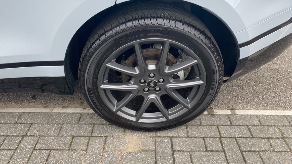 Land Rover Range Rover Velar 2.0 D200 MHEV Dynamic HSE 5dr Auto Diesel Estate - Image 33