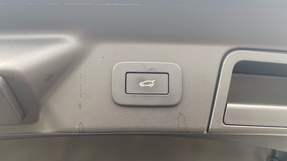 Land Rover Range Rover Velar 2.0 D200 MHEV Dynamic HSE 5dr Auto Diesel Estate - Image 35