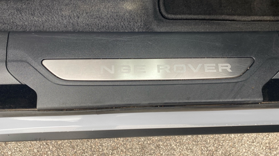 Land Rover Range Rover Velar 2.0 D200 MHEV Dynamic HSE 5dr Auto Diesel Estate - Image 48