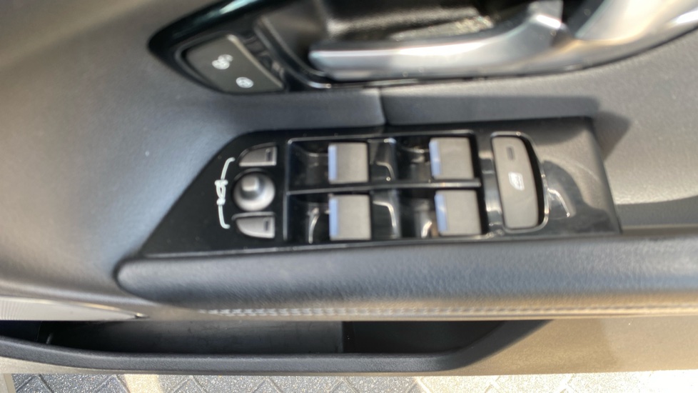 Land Rover Range Rover Evoque 2.0 TD4 SE Tech 5dr Auto Diesel Hatchback - Image 37