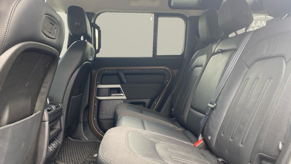 Land Rover Defender 2.0 P300 SE 110 5dr Auto Petrol Estate - Image 4