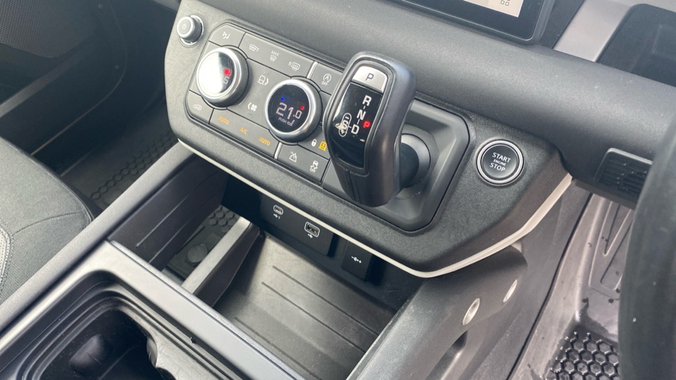 Land Rover Defender 2.0 P300 SE 110 5dr Auto Petrol Estate - Image 13
