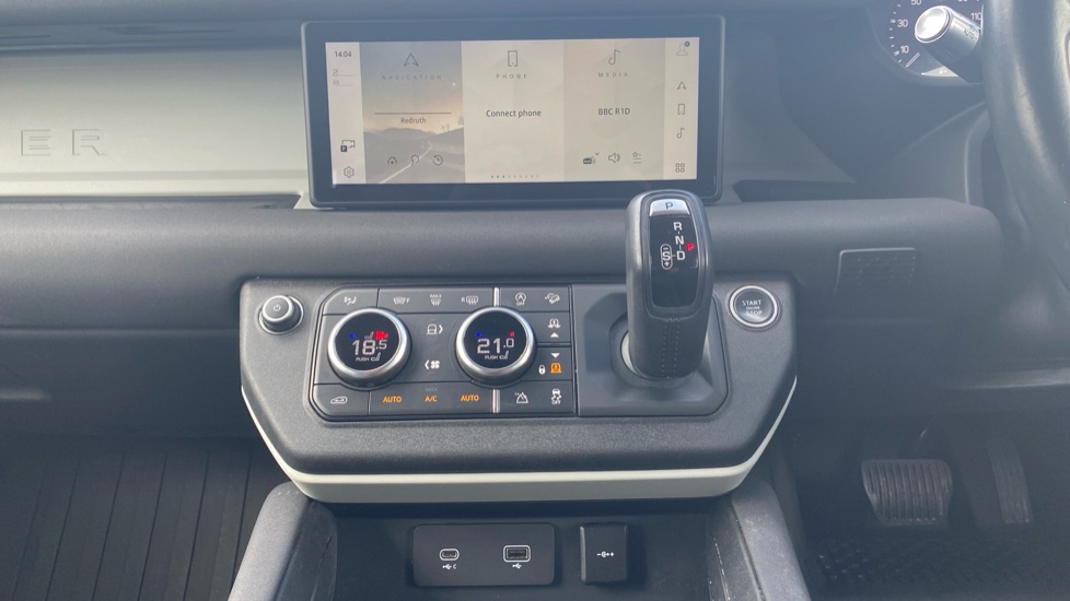 Land Rover Defender 2.0 P300 SE 110 5dr Auto Petrol Estate - Image 14