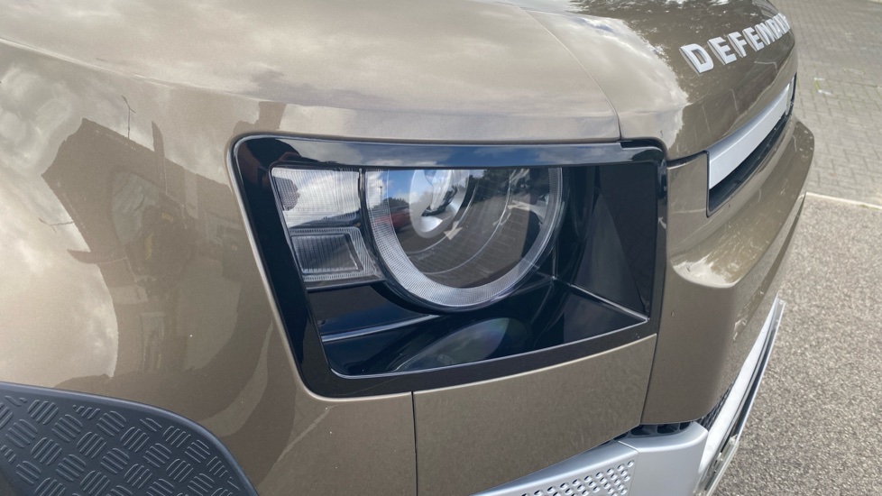 Land Rover Defender 2.0 P300 SE 110 5dr Auto Petrol Estate - Image 17