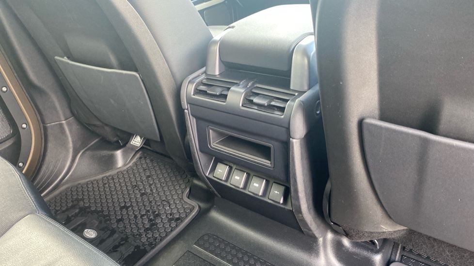 Land Rover Defender 2.0 P300 SE 110 5dr Auto Petrol Estate - Image 18