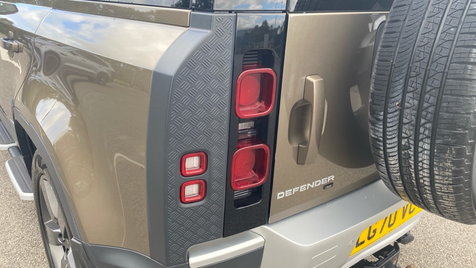 Land Rover Defender 2.0 P300 SE 110 5dr Auto Petrol Estate - Image 19