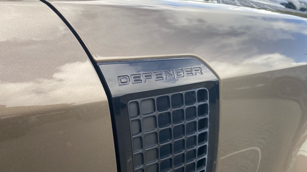Land Rover Defender 2.0 P300 SE 110 5dr Auto Petrol Estate - Image 29
