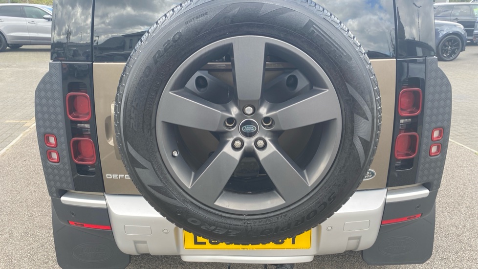 Land Rover Defender 2.0 P300 SE 110 5dr Auto Petrol Estate - Image 39