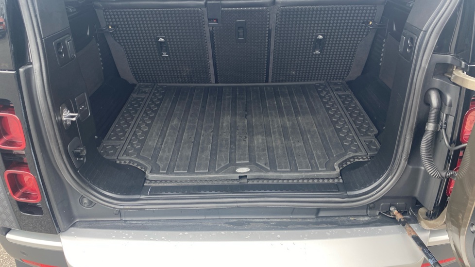 Land Rover Defender 2.0 P300 SE 110 5dr Auto Petrol Estate - Image 41