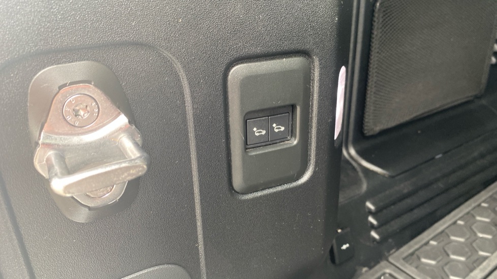 Land Rover Defender 2.0 P300 SE 110 5dr Auto Petrol Estate - Image 42