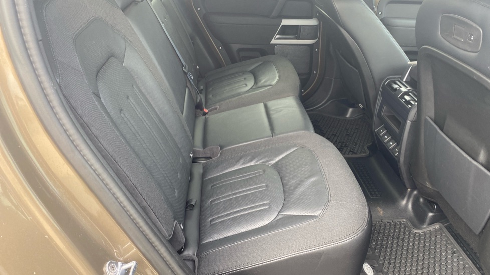 Land Rover Defender 2.0 P300 SE 110 5dr Auto Petrol Estate - Image 46