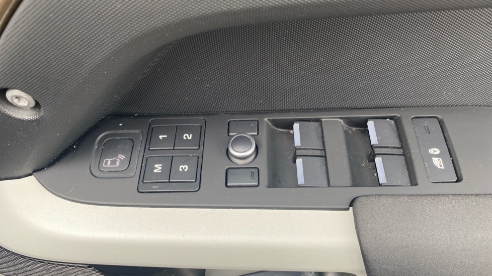 Land Rover Defender 2.0 P300 SE 110 5dr Auto Petrol Estate - Image 51
