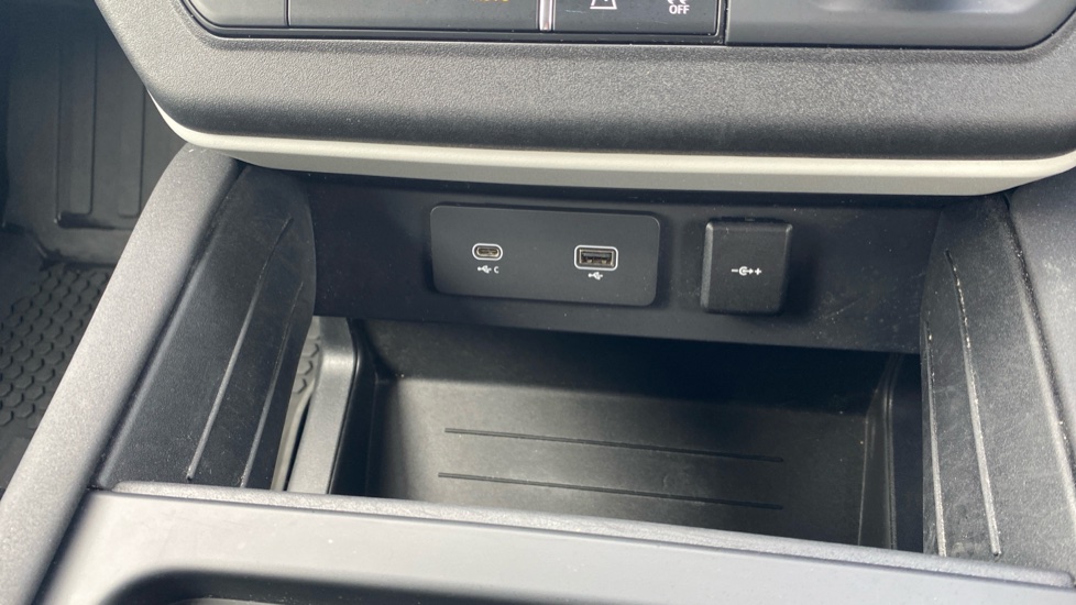 Land Rover Defender 2.0 P300 SE 110 5dr Auto Petrol Estate - Image 61