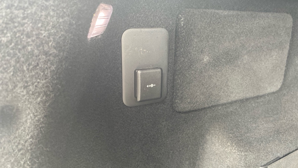 Land Rover Range Rover Evoque 1.5 P300e R-Dynamic SE 5dr Auto Hatchback - Image 38