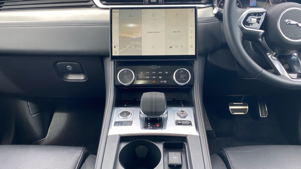 Jaguar F-Pace 2.0 D200 R-Dynamic SE Black 5dr Auto AWD Diesel Estate - Image 14