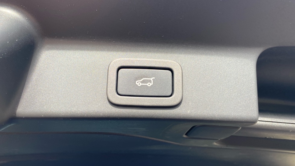 Jaguar F-Pace 2.0 D200 R-Dynamic S 5dr Auto AWD Diesel Estate - Image 36